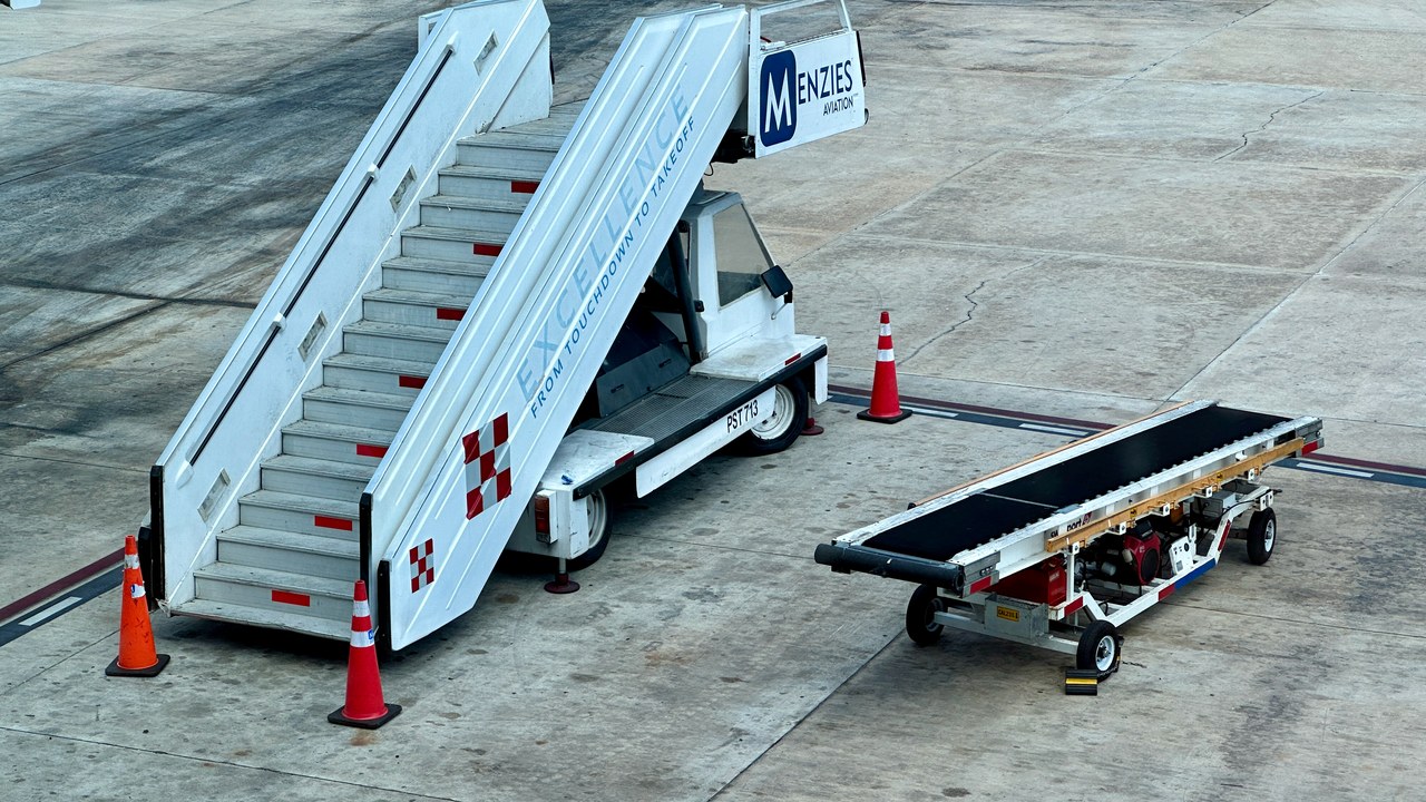 Mobile airstairs — Image Credit: Oleg Yunakov - CC BY-SA 4.0/Wiki Commons