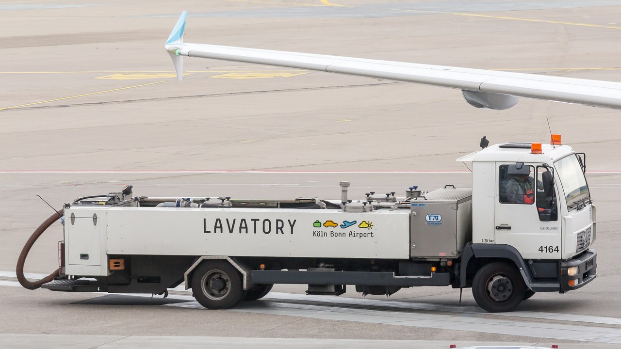 Lavatory service vehicle — Image Credit: Raimond Spekking - CC BY-SA 4.0/Wiki Commons