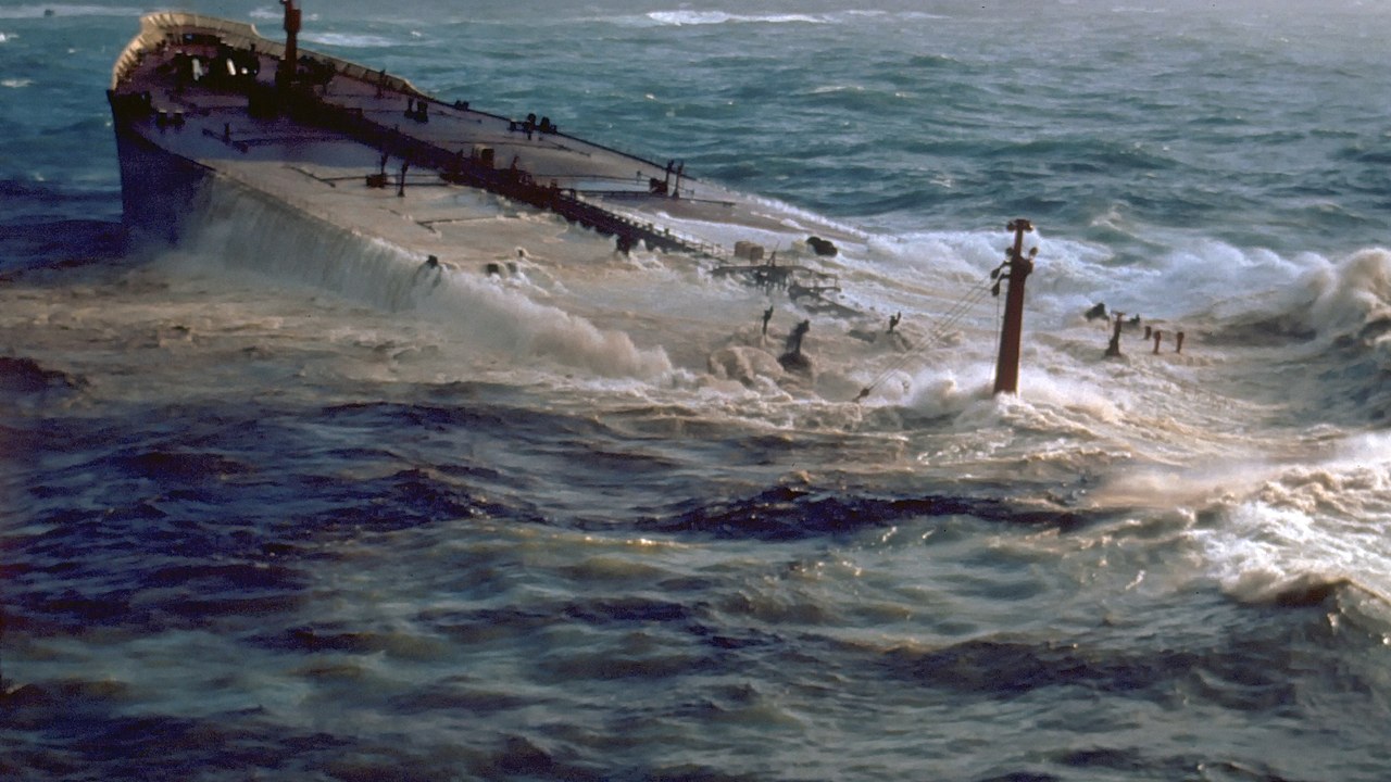 Amoco Cadiz — Image Credit: noaa.gov / *, Mfield - Public domain/Wiki Commons