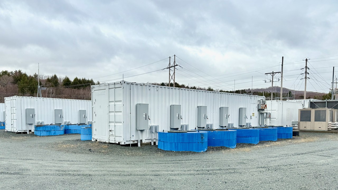 Beacon Power flywheel plant — Image Credit: Z22 - CC BY-SA 4.0/Wiki Commons