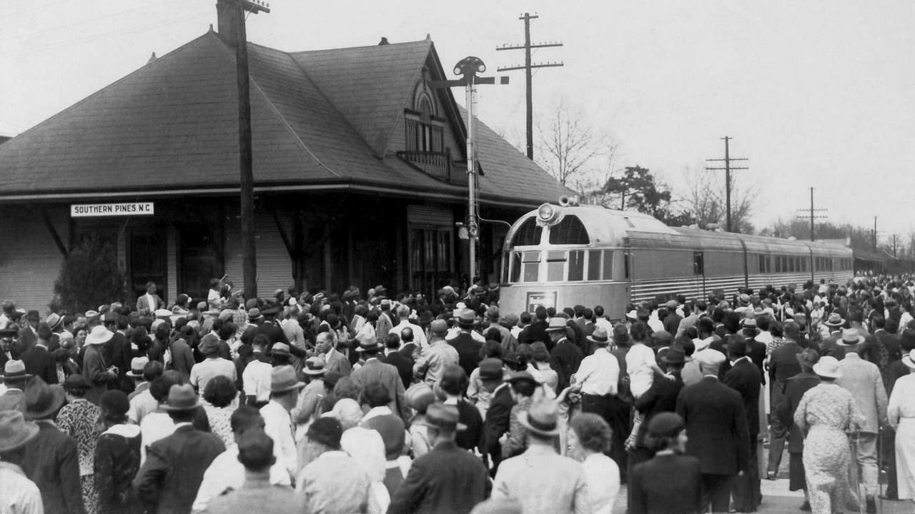Pioneer Zephyr — Image Credit: Eddy's Studio, Southern Pines, NC - Public domain/Wiki Commons