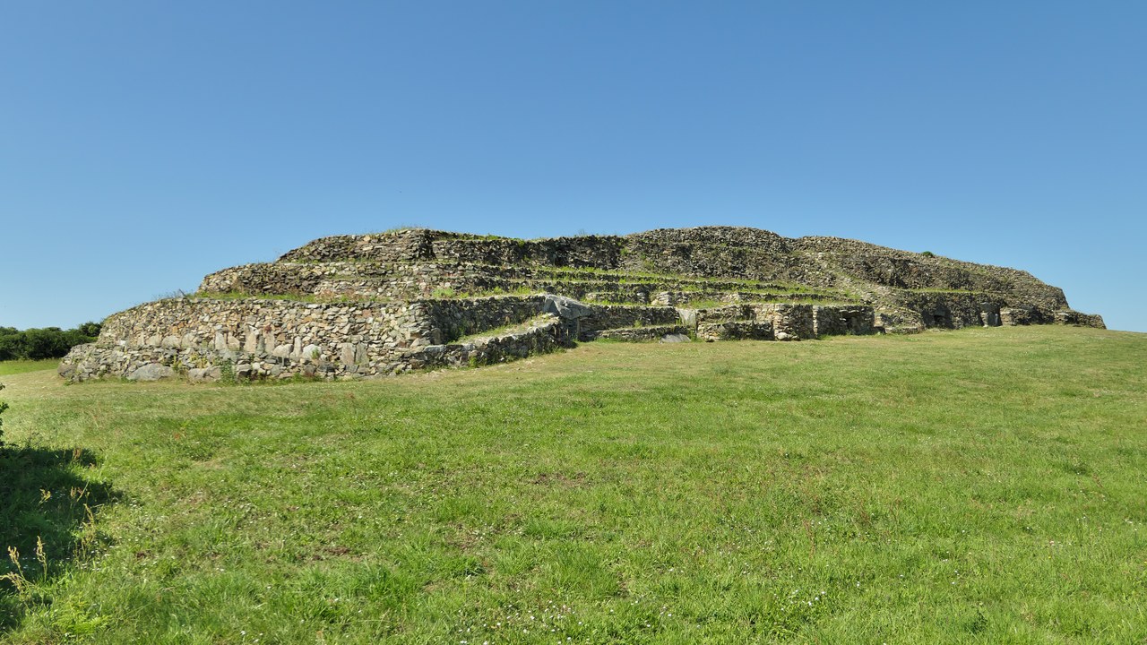 Cairn of Barnenez (France) — Image Credit: Bautsch - CC0/Wiki Commons