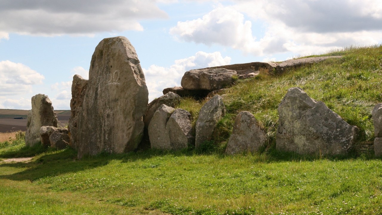 West Kennet Long Barrow (England) — Image Credit: Isabella Perry - CC BY-SA 2.0/Wiki Commons