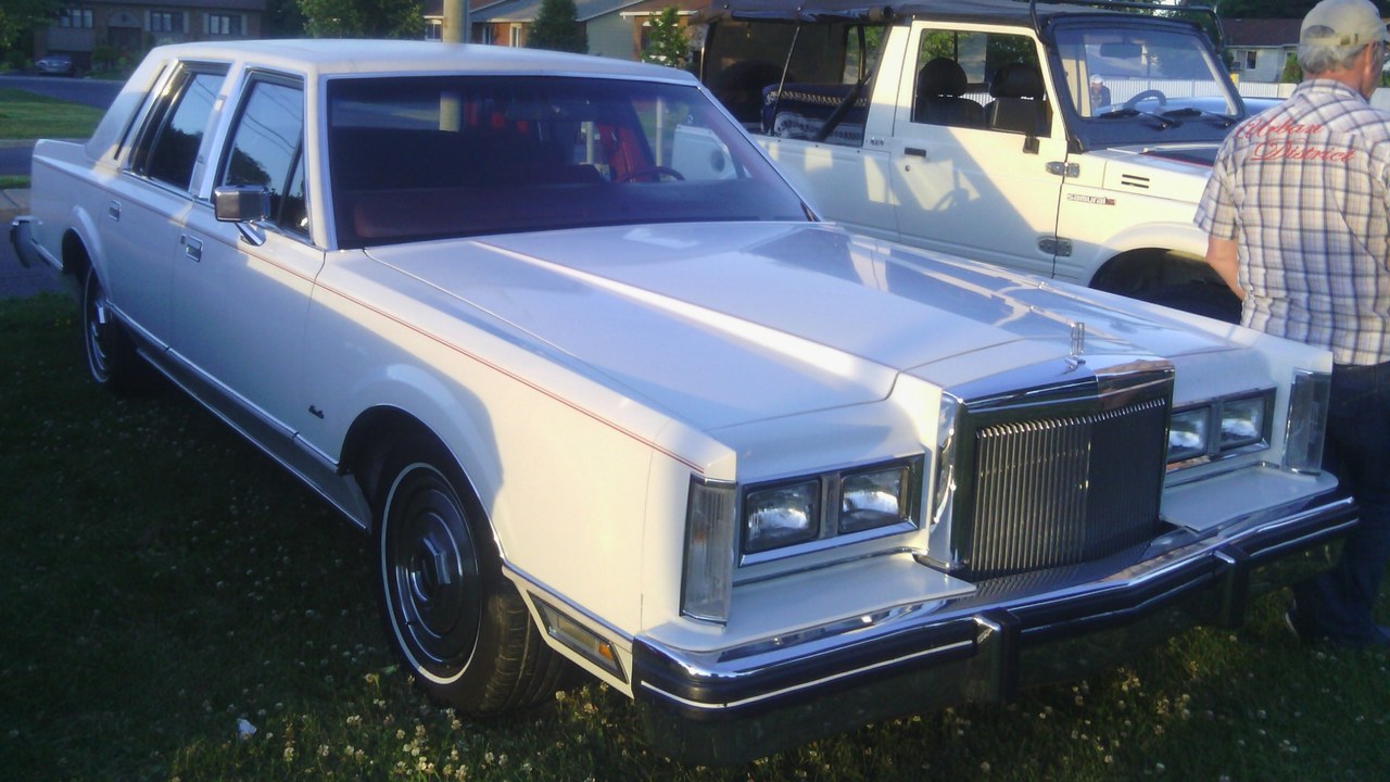 1983 Lincoln Town Car — Image Credit: Bull-Doser at English Wikipedia - Public domain/Wiki Commons