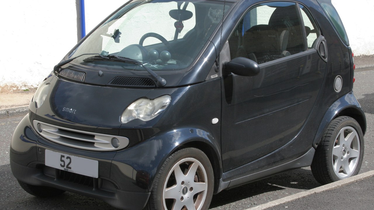 Smart car 'Smart & Pulse' coupé (2002) — Image Credit: DieselFordMondeo - CC BY-SA 4.0/Wiki Commons