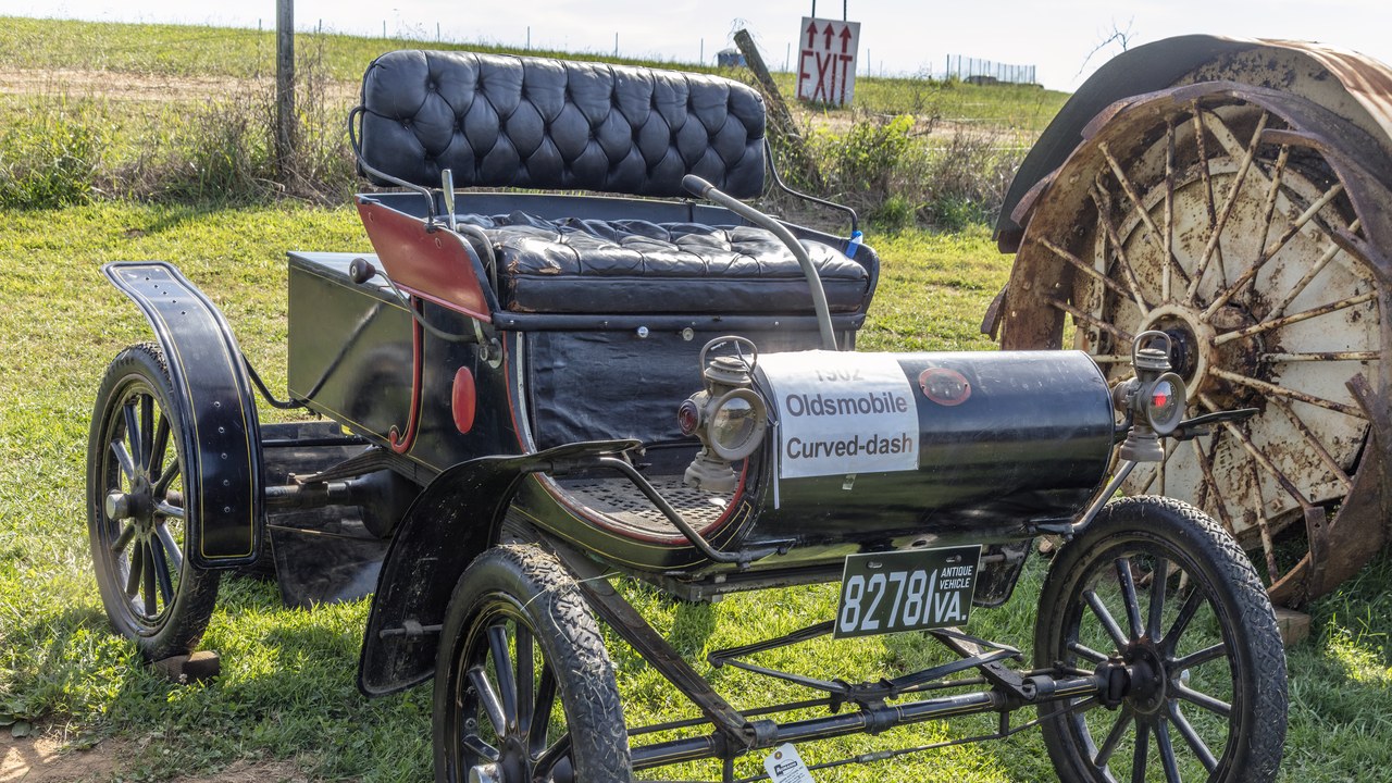Oldsmobile Curved Dash — Image Credit: Acroterion - CC BY-SA 4.0/Wiki Commons