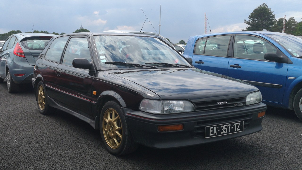 Toyota Corolla (E90) — Image Credit: crash71100 - CC0/Wiki Commons