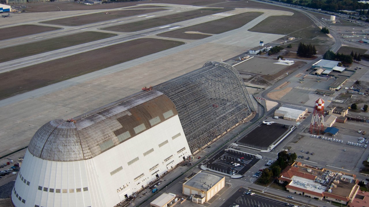 Hangar One at Moffett Field — Image Credit: Nelson Minar - CC BY-SA 2.0/Wiki Commons