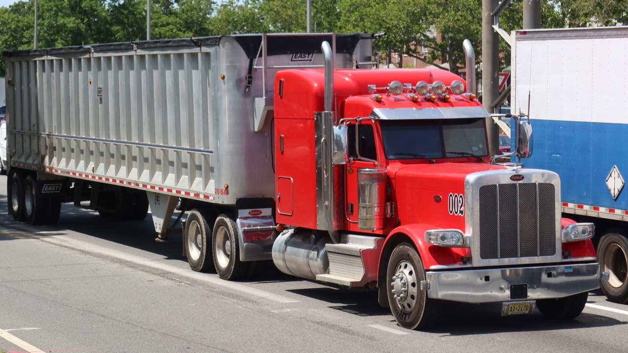 Peterbilt 389 — Image Credit: Kevauto - CC BY-SA 4.0/Wiki Commons