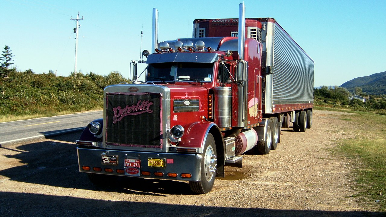 Peterbilt 359 — Image Credit: Dimag - CC BY-SA 2.0 de/Wiki Commons