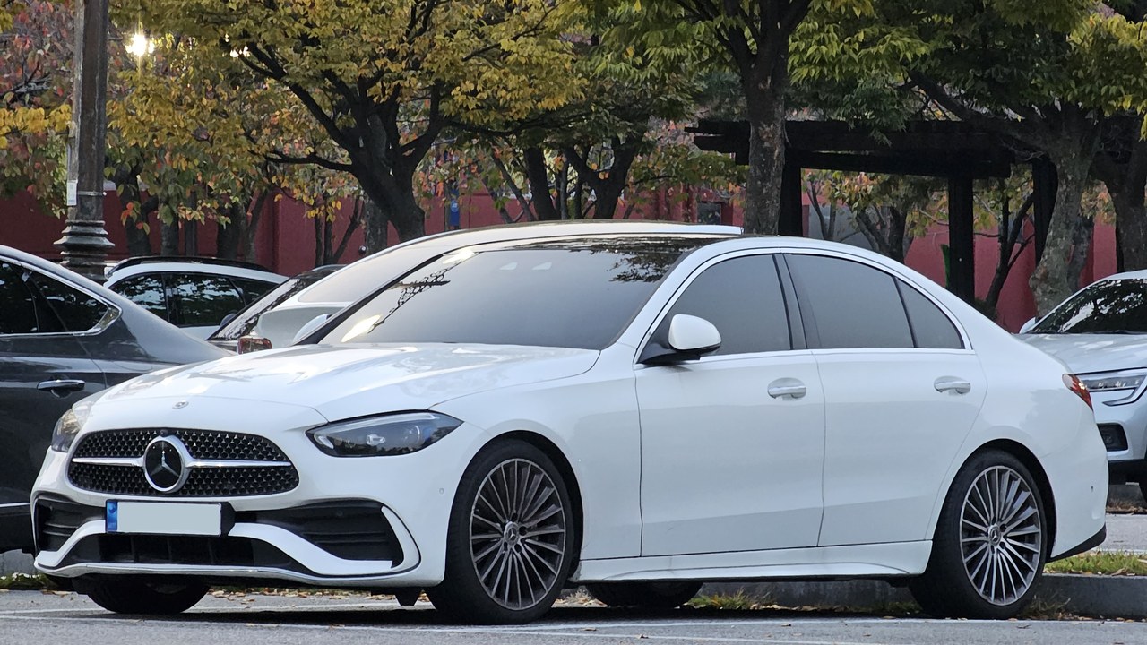 Mercedes-Benz C-Class — Image Credit: Damian B Oh - CC BY-SA 4.0/Wiki Commons
