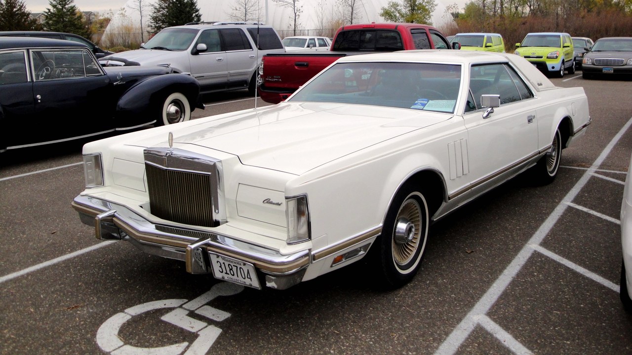 Lincoln Continental Mark V (1977) — Image Credit: Greg Gjerdingen - CC BY 2.0/Wiki Commons