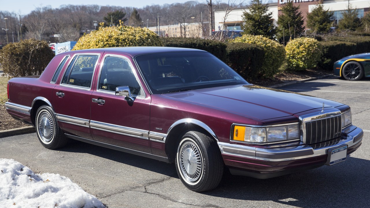 Lincoln Town Car (1990) — Image Credit: Mr.choppers - CC BY-SA 3.0/Wiki Commons