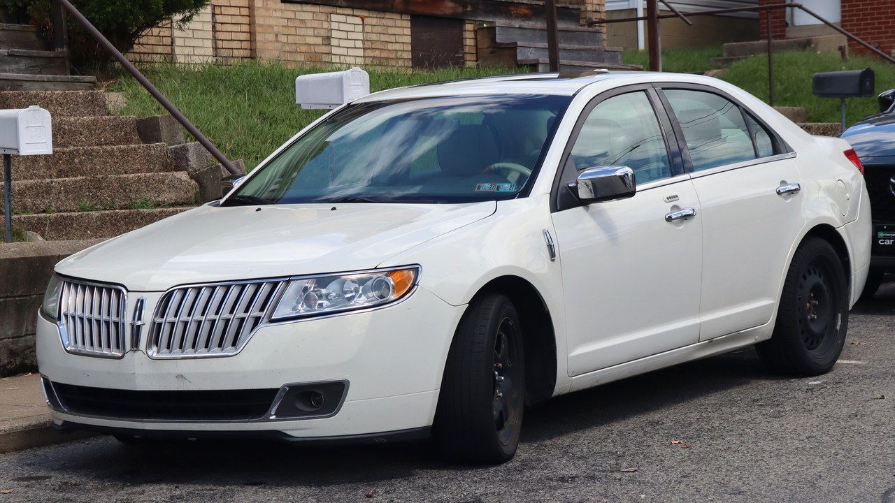 Lincoln MKZ Hybrid (2011) — Image Credit: Cutlass - CC0/Wiki Commons