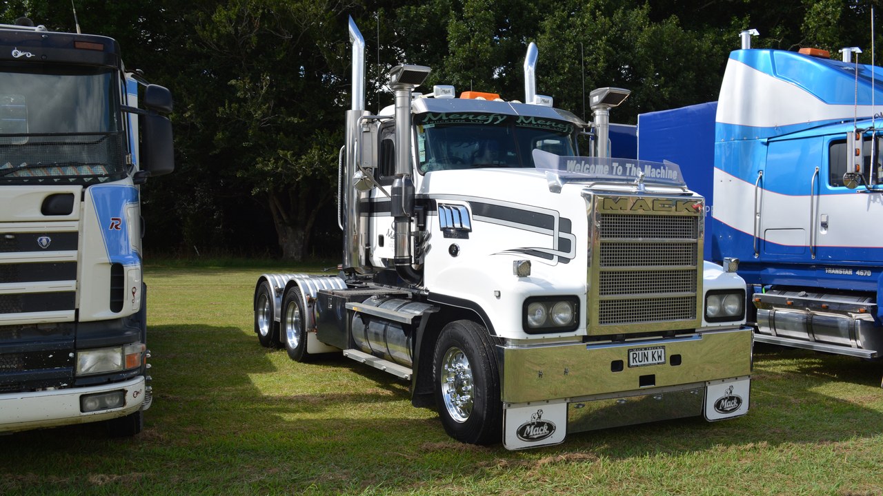Mack Super-Liner — Image Credit: GPS 56 from New Zealand - CC BY 2.0/Wiki Commons
