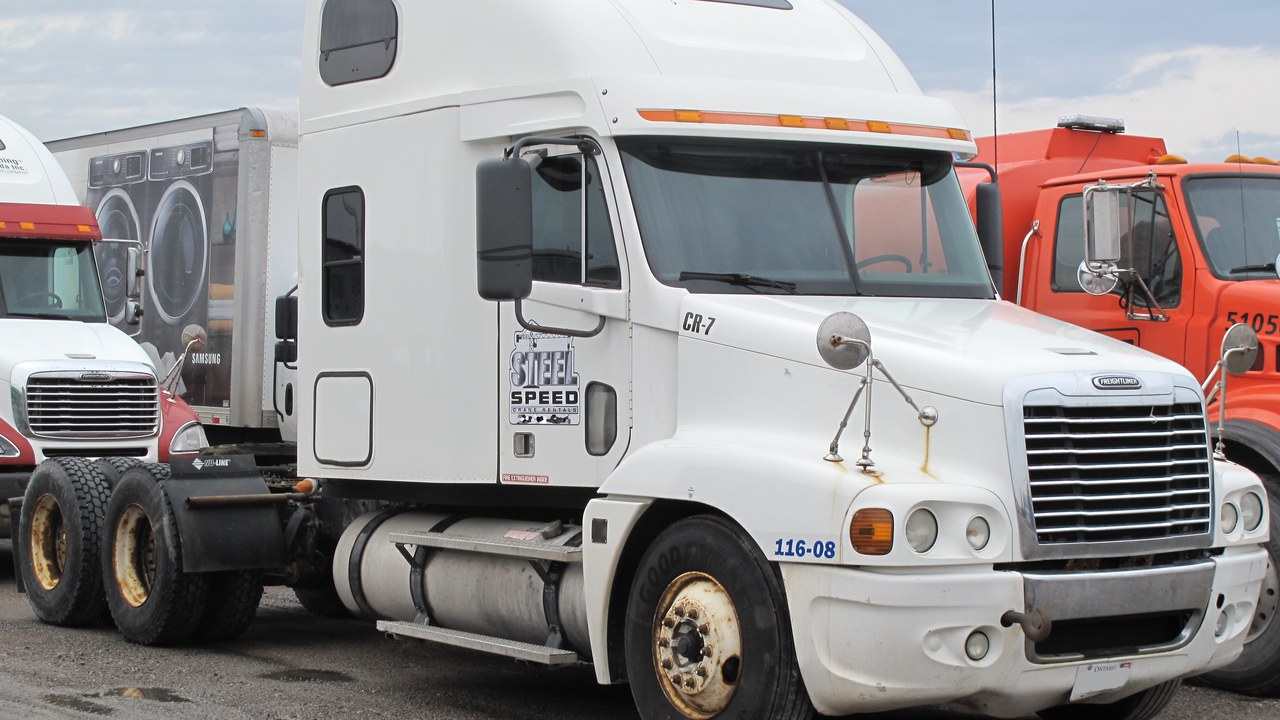 White Freightliner — Image Credit: Elise240SX - CC BY-SA 4.0/Wiki Commons