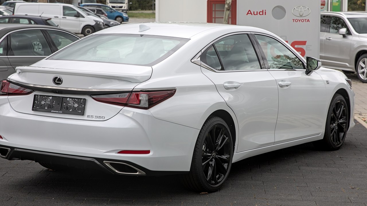 Lexus ES 350h — Image Credit: Alexander Migl - CC BY-SA 4.0/Wiki Commons
