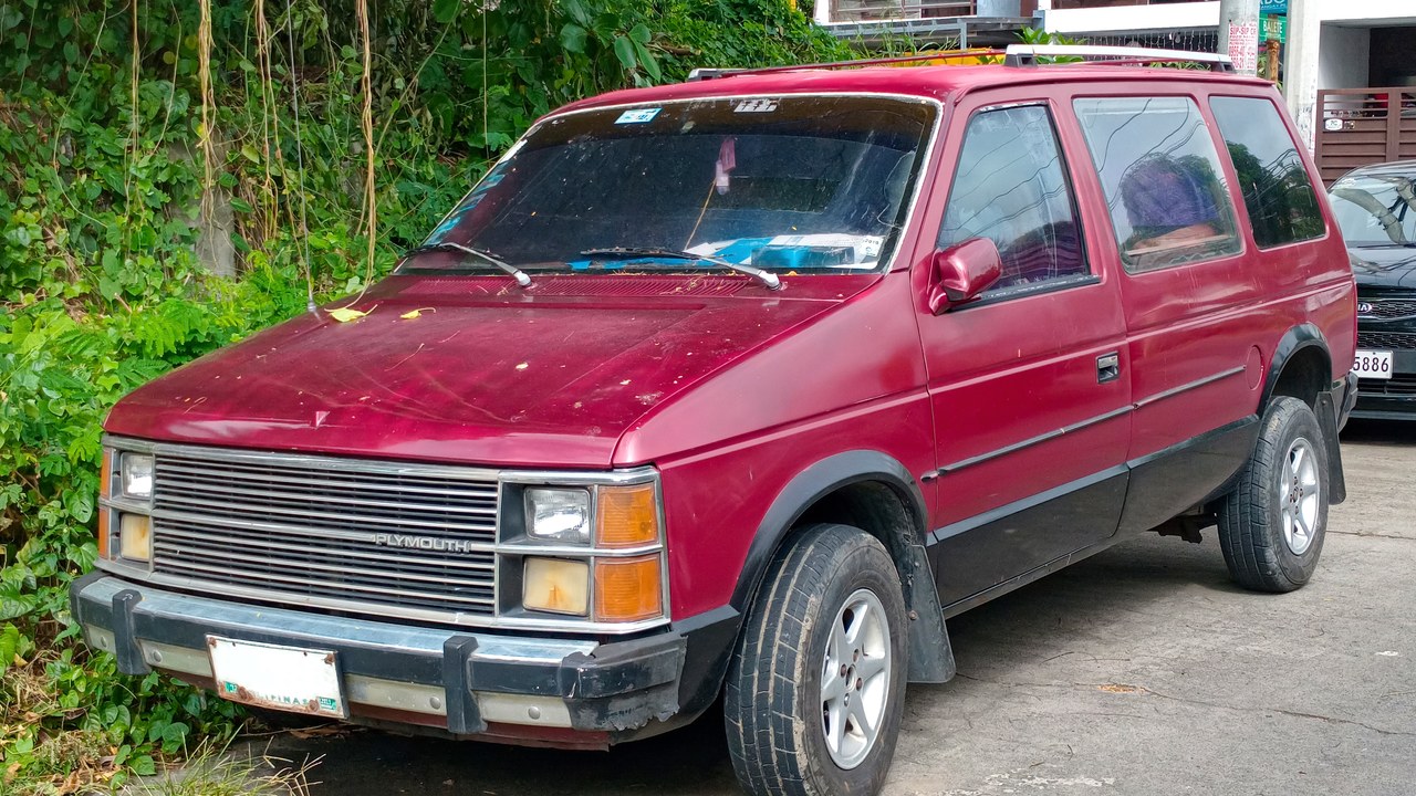 Plymouth Voyager (1984) — Image Credit: Ethan Llamas - CC BY-SA 4.0/Wiki Commons