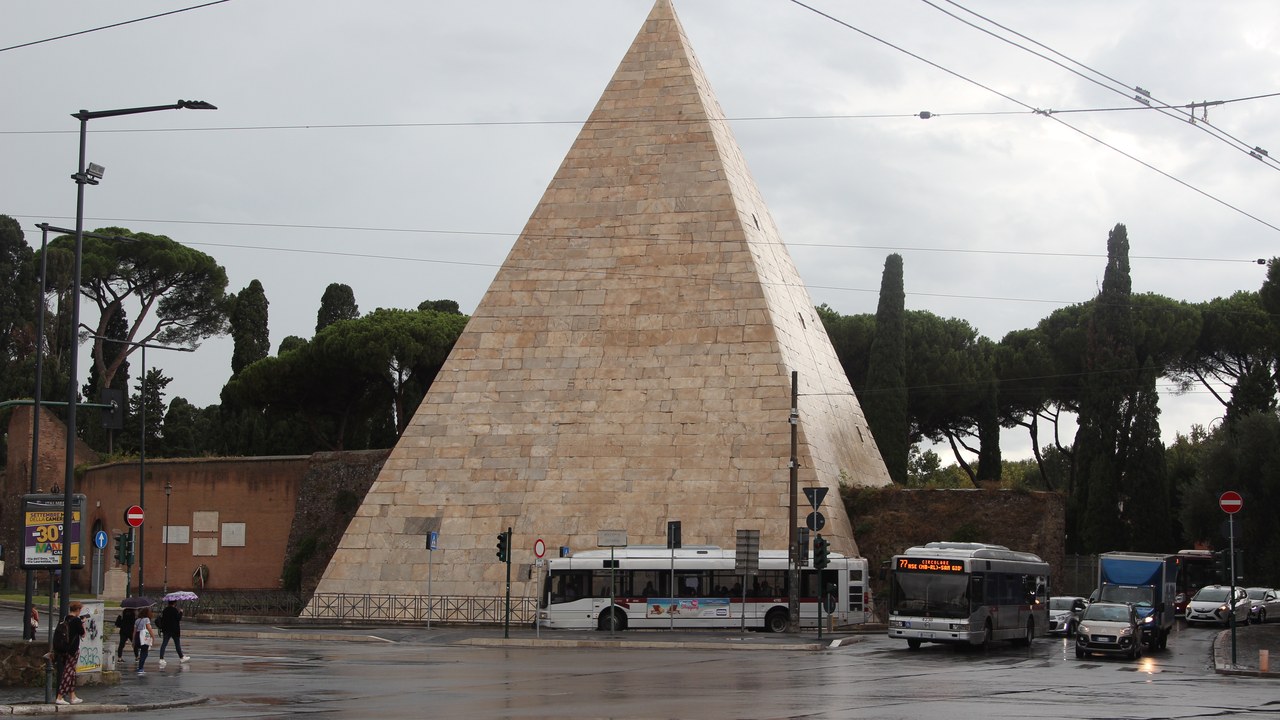 Pyramid of Cestius — Image Credit: Fallaner - CC BY-SA 4.0/Wiki Commons