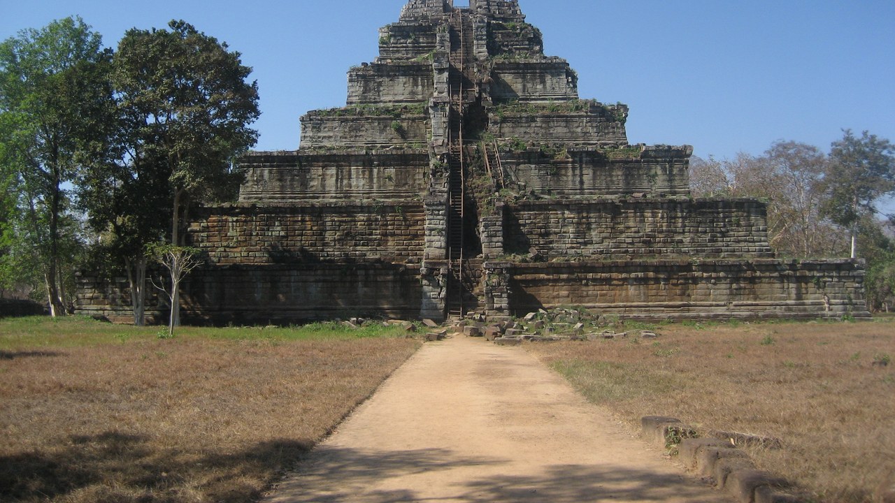 Prasat Thom at Koh Ker — Image Credit: Arian Zwegers - CC BY 2.0/Wiki Commons