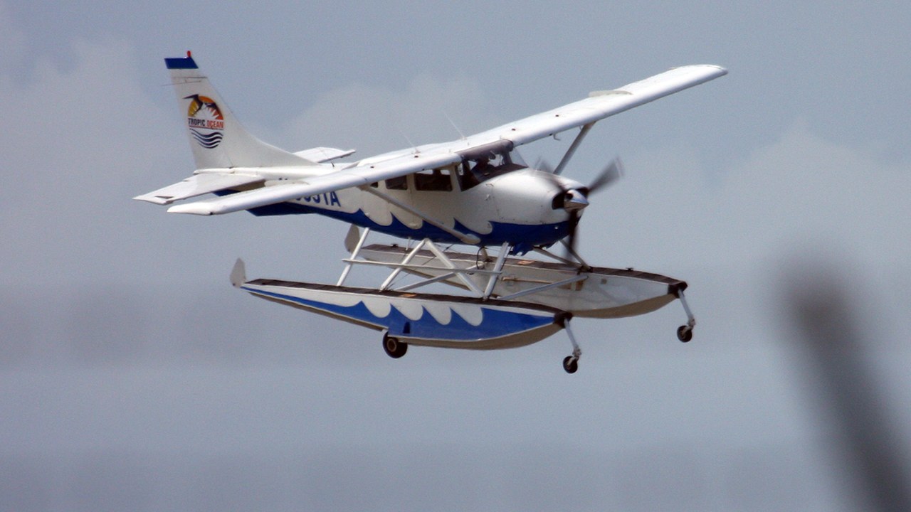Cessna 206 Stationair — Image Credit: Pete Webber from SWINDON, United Kingdom - CC BY-SA 2.0/Wiki Commons