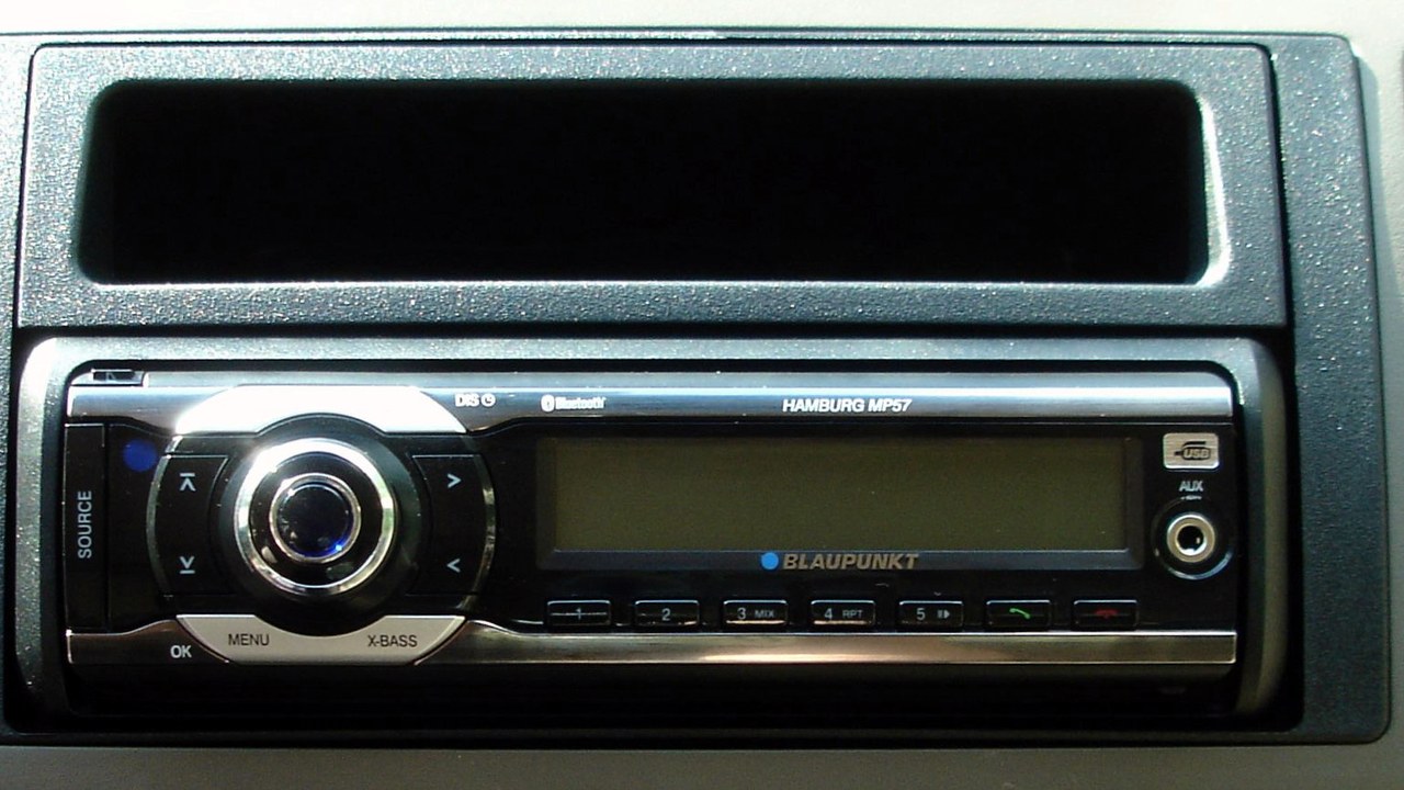 Aftermarket car infotainment system — Image Credit: Zuzu - CC BY-SA 3.0/Wiki Commons
