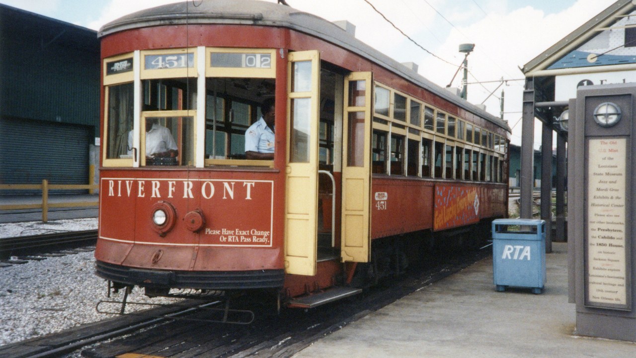 Riverfront 457-series streetcar, New Orleans — Image Credit: AC Transit - CC BY 2.0/Wiki Commons