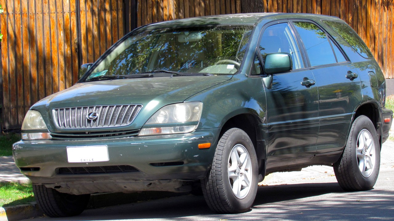 Lexus RX 300 (1999) — Image Credit: RL GNZLZ from Chile - CC BY-SA 2.0/Wiki Commons