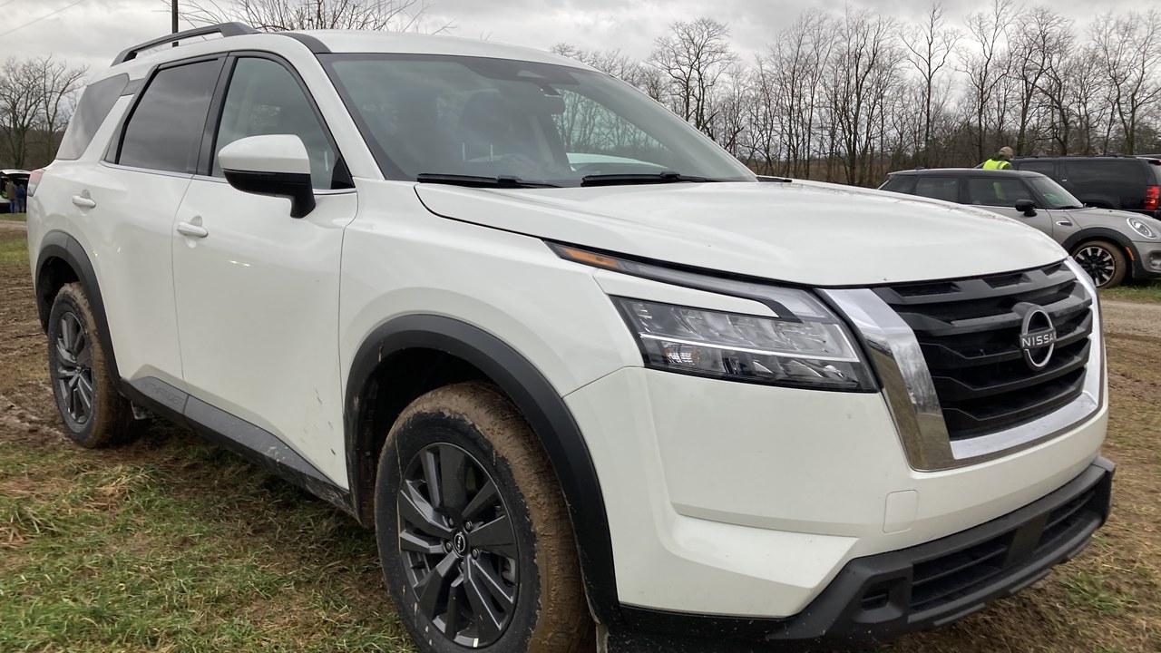 Nissan Pathfinder — Image Credit: Cutlass - CC0/Wiki Commons