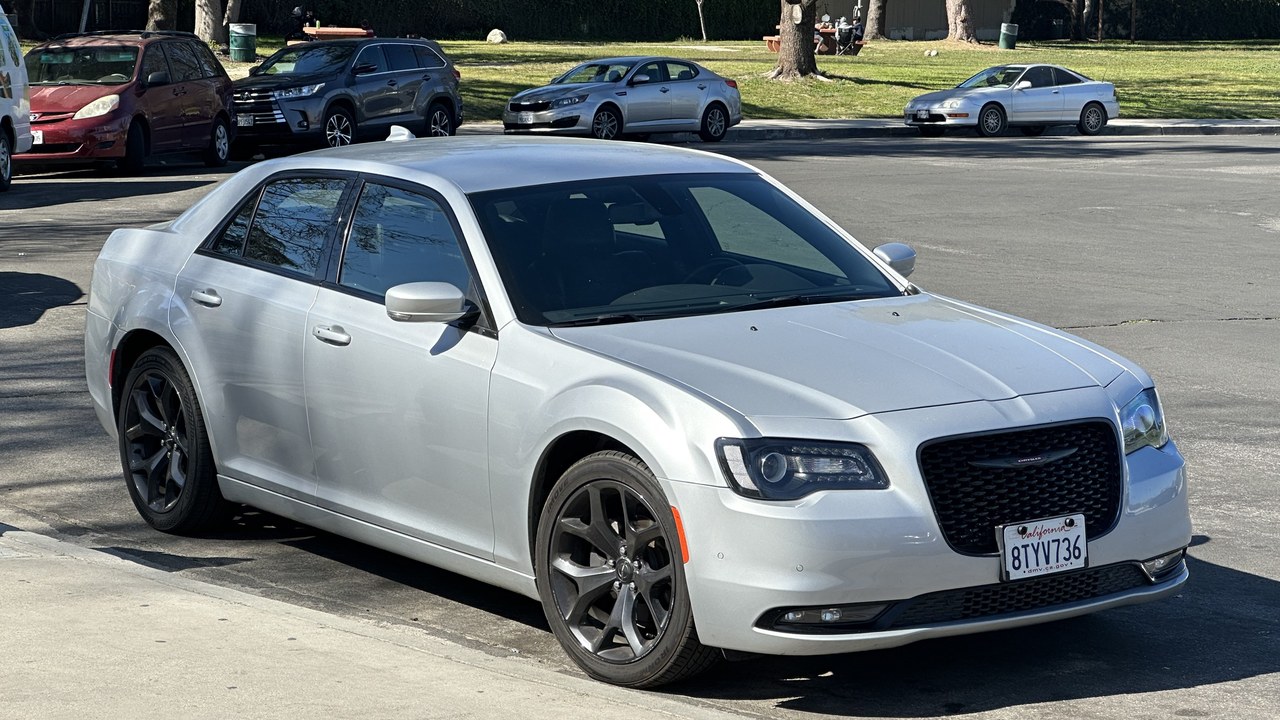 Chrysler 300 — Image Credit: LouieRBLX - CC BY-SA 4.0/Wiki Commons