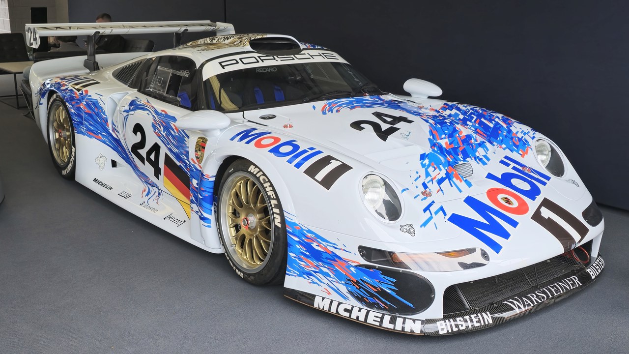 Porsche 911 GT1 — Image Credit: MrWalkr - CC BY-SA 4.0/Wiki Commons