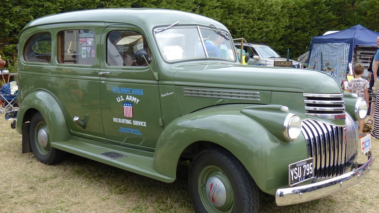Chevrolet Suburban (1941–1946) — Image Credit: Ian Kirk from Broadstone, Dorset, UK - CC BY 2.0/Wiki Commons