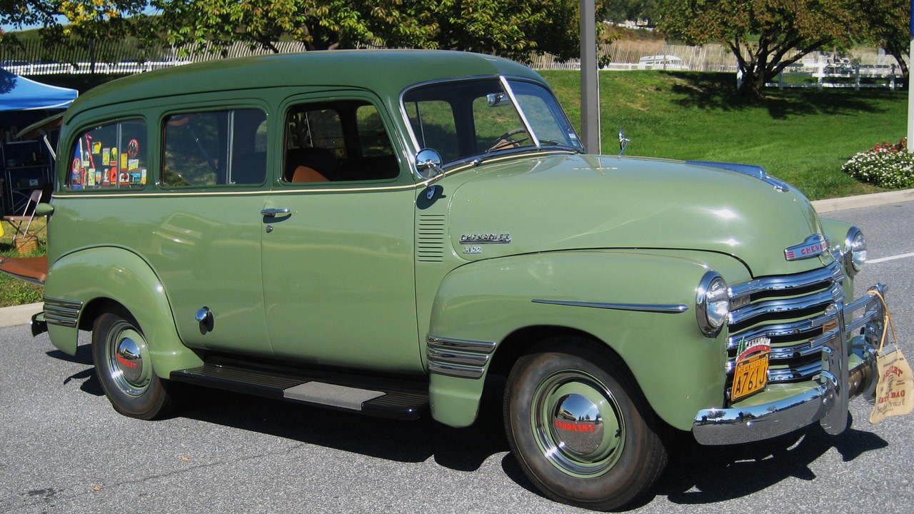 Chevrolet Suburban (1947–1955) — Image Credit: JOHN LLOYD from Concrete, Washington, United States - CC BY 2.0/Wiki Commons
