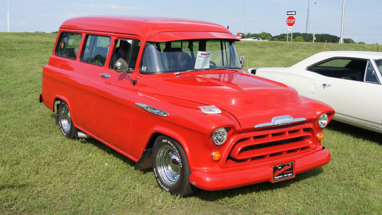 Chevrolet Suburban (1955–1959) — Image Credit: Greg Gjerdingen from Willmar, USA - CC BY 2.0/Wiki Commons