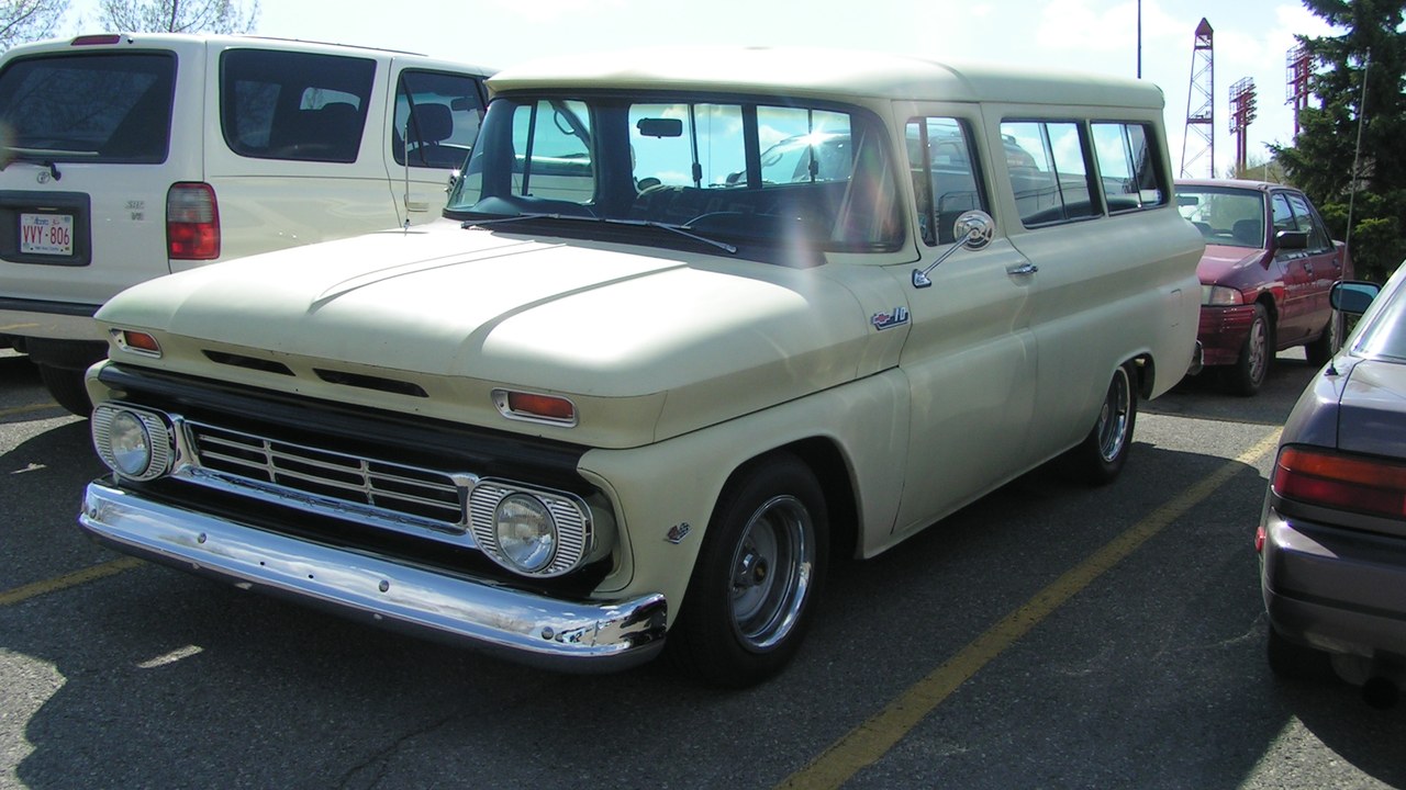 Chevrolet Suburban (1960–1966) — Image Credit: dave_7 from Lethbridge, Canada - CC BY 2.0/Wiki Commons