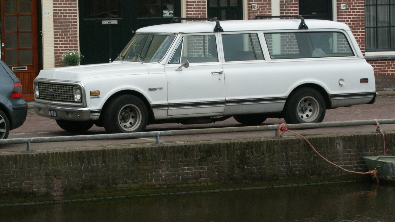 Chevrolet Suburban (1967–1972) — Image Credit: Niels de Wit from Lunteren, The Netherlands - CC BY 2.0/Wiki Commons