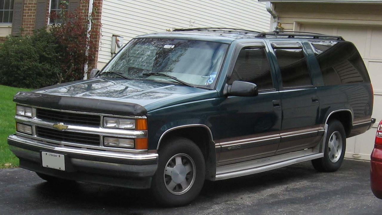 Chevrolet Suburban (1992–1999) — Image Credit: IFCAR - Public domain/Wiki Commons