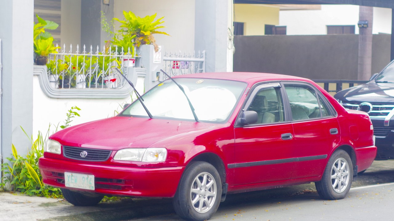 Toyota Corolla (E110) — Image Credit: Ethan Llamas - CC BY-SA 4.0/Wiki Commons