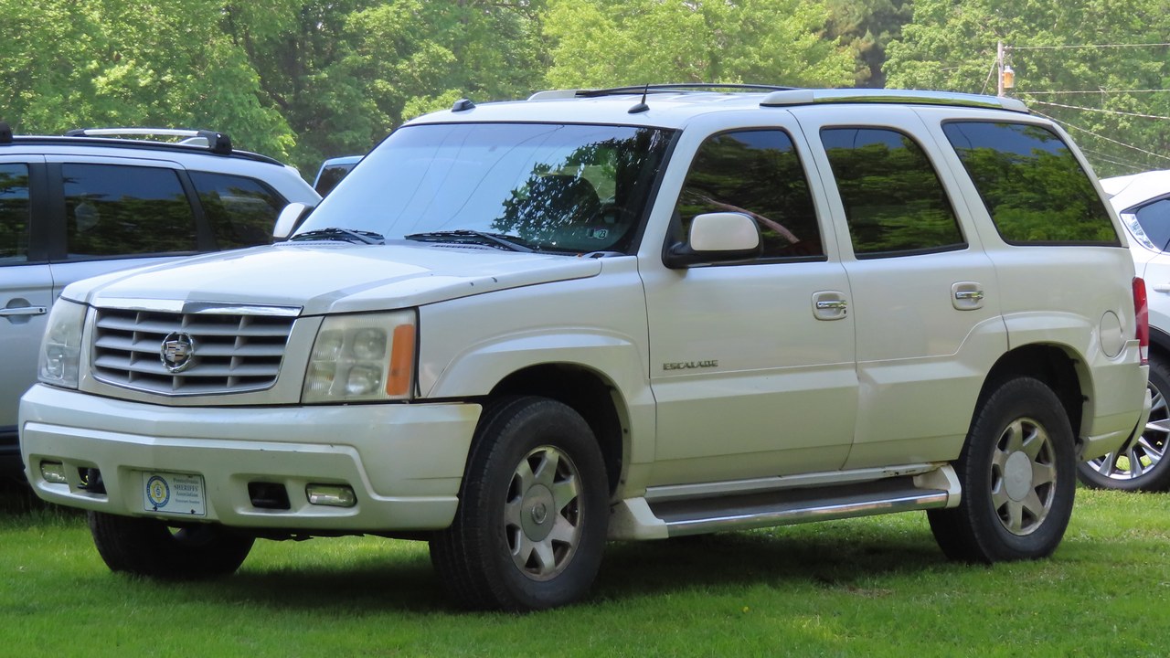 Cadillac Escalade (second generation) — Image Credit: MercurySable99 - CC BY-SA 4.0/Wiki Commons