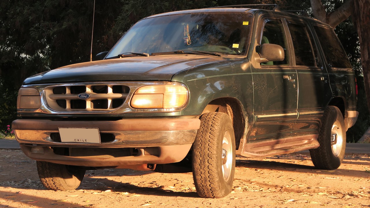 Ford Explorer (1995, second generation) — Image Credit: RL GNZLZ from Chile - CC BY-SA 2.0/Wiki Commons