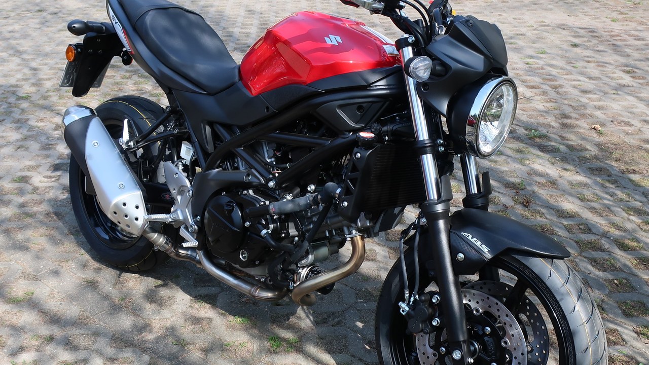 2022–23 Suzuki SV650 — Image Credit: Highbrow - CC BY-SA 4.0/Wiki Commons