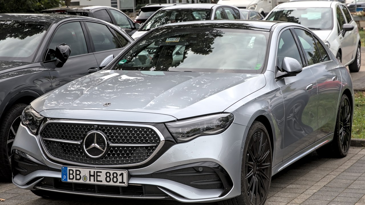 Mercedes-Benz E-Class — Image Credit: Alexander Migl - CC BY-SA 4.0/Wiki Commons