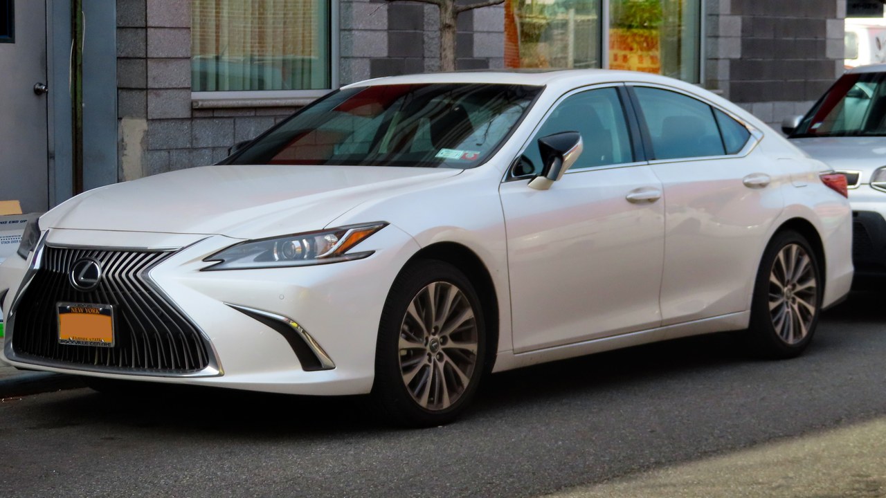 Lexus ES — Image Credit: Kevauto - CC BY-SA 4.0/Wiki Commons