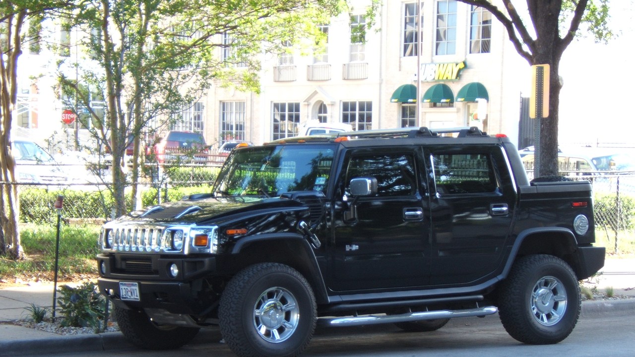 Hummer H2 SUT — Image Credit: roger blake - CC BY 2.0/Wiki Commons
