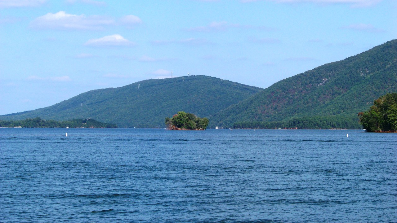 Smith Mountain Dam — Image Credit: Idawriter - CC BY-SA 3.0/Wiki Commons