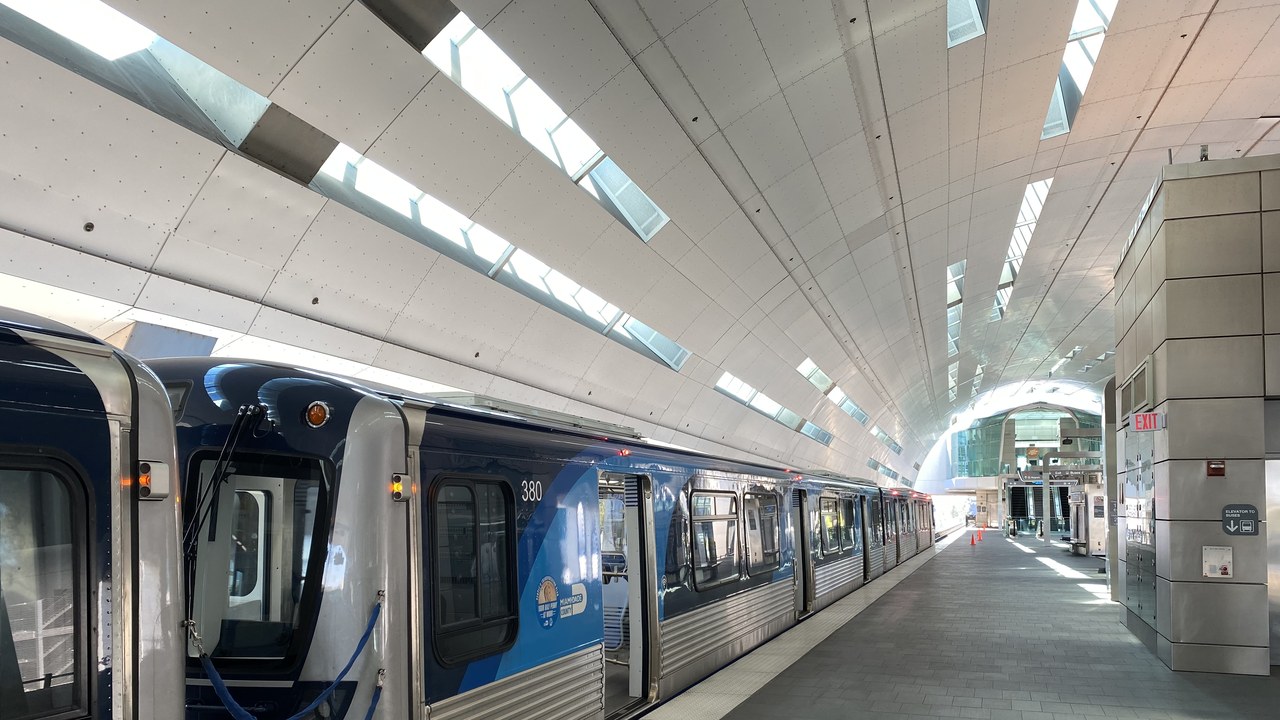 Metrorail (Miami-Dade County) — Image Credit: Phillip Pessar - CC BY 2.0/Wiki Commons