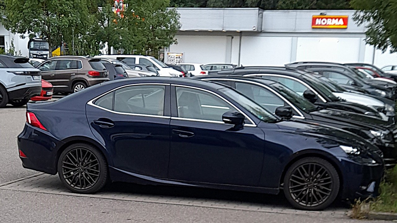 Lexus IS 300 — Image Credit: Trop86 - CC0/Wiki Commons