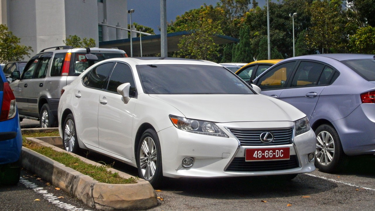 Lexus ES — Image Credit: Manoj Prasad from Kuala Lumpur, Malaysia - CC BY-SA 2.0/Wiki Commons