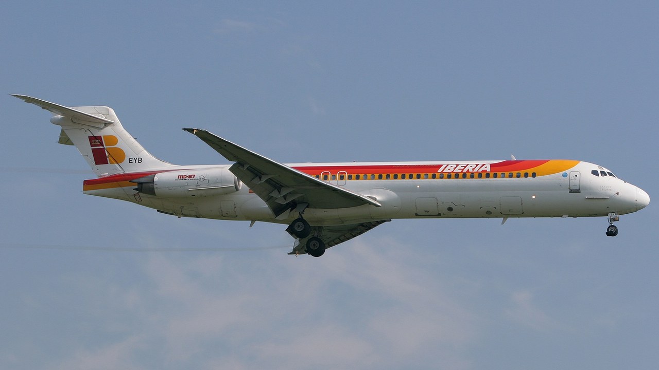 McDonnell Douglas MD-87 airtanker — Image Credit: Gerry Stegmeier - GFDL 1.2/Wiki Commons