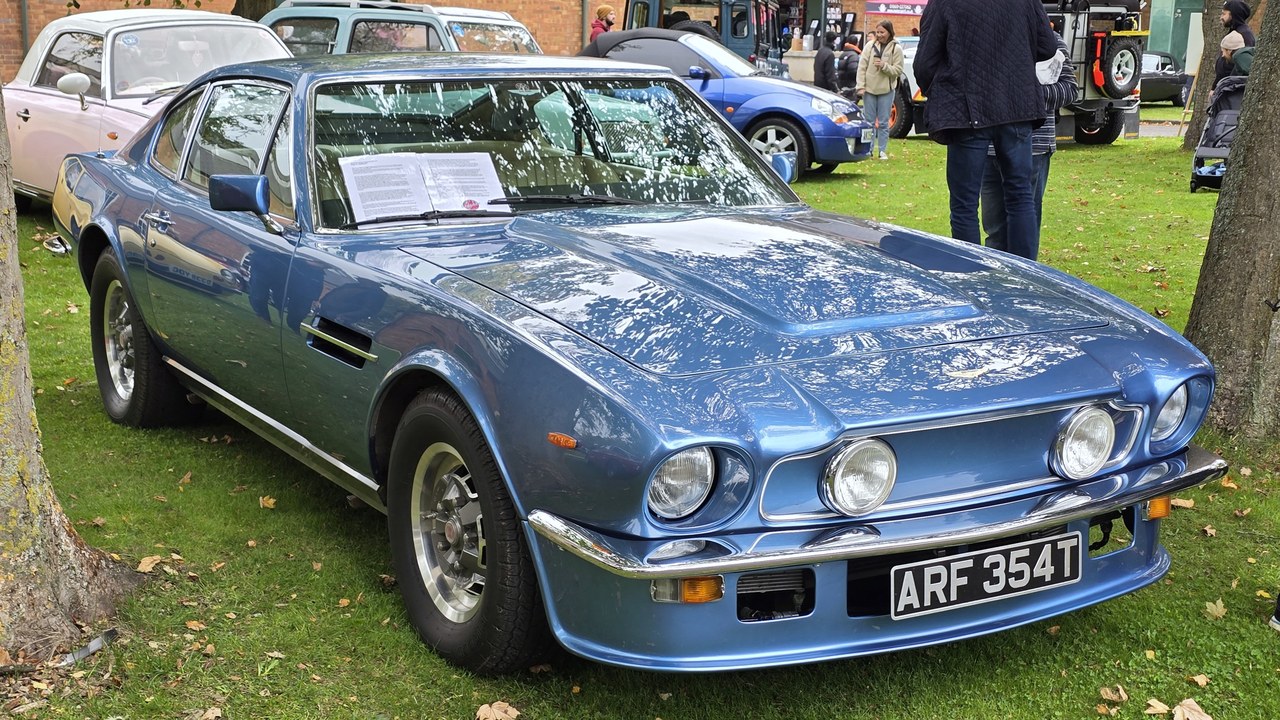 Aston Martin V8 Vantage (1977) — Image Credit: MrWalkr - CC BY-SA 4.0/Wiki Commons